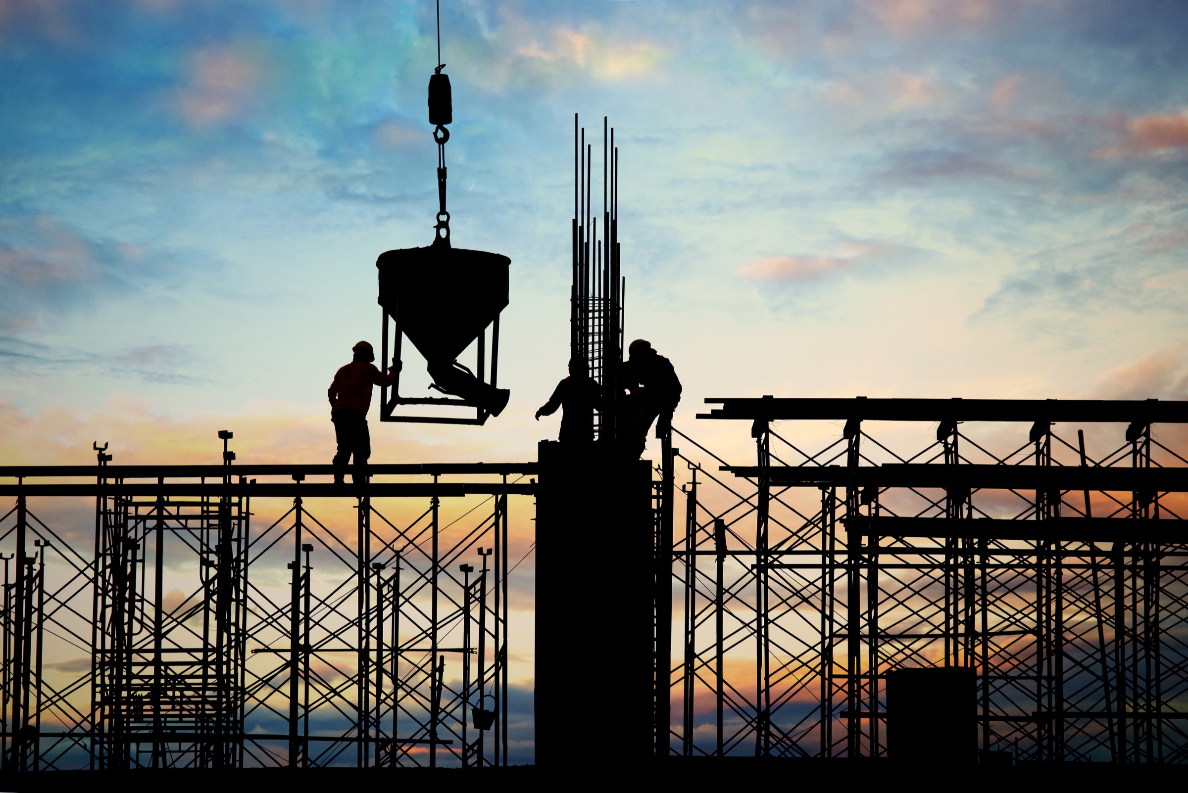 Equipo trabajando en una estructura en construcción
